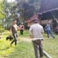 Unit Resmob Polres Torut saat membubarkan judi sabung ayam, di Lembang Bangun Lipu, Kecamatan Balusu, Kabupaten Toraja Utara, Senin (23/10/2023). Foto: Dok (humas).