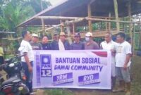 Caleg Partai PAN Yopi Rante Maliku foto bersama denganwarga usai pemasangan Lampu di Gereja Cabang Kebaktian Balebo, kelompok Tete' Tallunglipu.(ist)