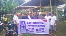 Caleg Partai PAN Yopi Rante Maliku foto bersama denganwarga usai pemasangan Lampu di Gereja Cabang Kebaktian Balebo, kelompok Tete' Tallunglipu.(ist)