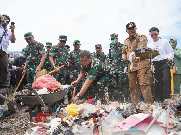 Kasad didampingi oleh Pangdam XIV/Hasanuddin Mayjen TNI Dr. Totok Imam Santoso, S.I.P., S.Sos., M.Tr (Han)., bersama sejumlah pejabat utama (PJU) TNI AD, Forkopimda Sulsel dan Pemda Bantaeng. Foto (ist)