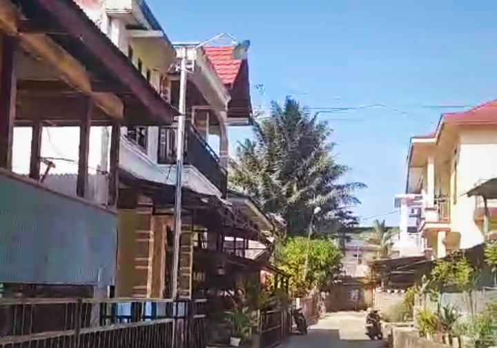 Salah satu titik pemasangan lampu jalan di Kelurahan Karassik, Kecamatan Rantepao, yang dilakukan oleh team Teknisi Ir. Ramly Jamal, Minggu 15 Oktober 2023, Lalu. Foto (ist). 