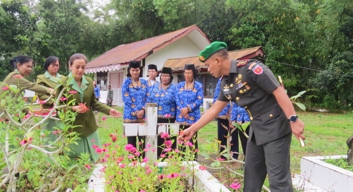 Dandim 1414/TTR, Letkol Arm Bani K. Sepang bersama jajarannya, Ziarah Ke TMP Buntu Lepong, di Taman Makam Pahlawan Buntu Lepong, Kecamatan Rantepao, Kabupaten Toraja Utara, Senin (08/01/2024). Foto Dok: Handover