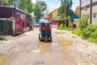 Nampak Roda Tiga (sitor) melintasi jalan rusak dan berlubang yang digenangi air, di jalan Pacuan Kuda, Belakang Samsat Rantepao, di Kelurahan Rantepao, Kabupaten Toraja Utara, Sulsel, Minggu (08/01/2024) siang. Foto Dok: Eson Lempang/inspirasipos.com