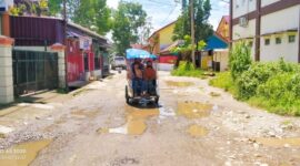 Nampak Roda Tiga (sitor) melintasi jalan rusak dan berlubang yang digenangi air, di jalan Pacuan Kuda, Belakang Samsat Rantepao, di Kelurahan Rantepao, Kabupaten Toraja Utara, Sulsel, Minggu (08/01/2024) siang. Foto Dok: Eson Lempang/inspirasipos.com