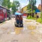 Nampak Roda Tiga (sitor) melintasi jalan rusak dan berlubang yang digenangi air, di jalan Pacuan Kuda, Belakang Samsat Rantepao, di Kelurahan Rantepao, Kabupaten Toraja Utara, Sulsel, Minggu (08/01/2024) siang. Foto Dok: Eson Lempang/inspirasipos.com