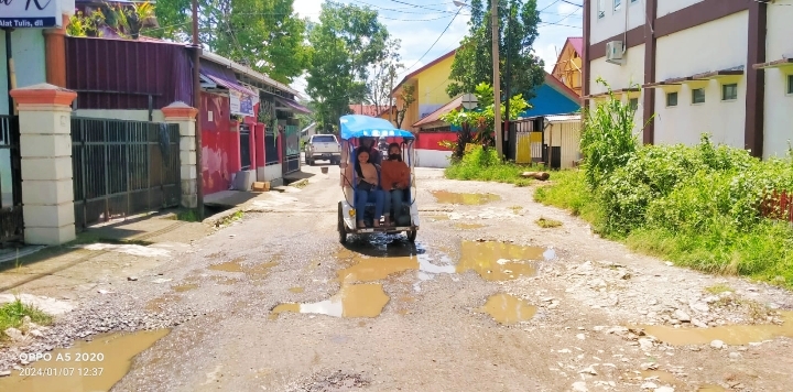 Nampak Roda Tiga (sitor) melintasi jalan rusak dan berlubang yang digenangi air, di jalan Pacuan Kuda, Belakang Samsat Rantepao, di Kelurahan Rantepao, Kabupaten Toraja Utara, Sulsel, Minggu (08/01/2024) siang. Foto Dok: Eson Lempang/inspirasipos.com