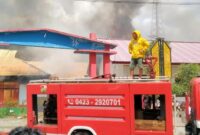 Bangunan SMPN 1 Rantepao dilalap Sijago merah, terpantau 3 Unit Damkar Torut sudah berada di lokasi, Minggu (7/1/2024) siang. Foto: Dok(Jamaluddin).
