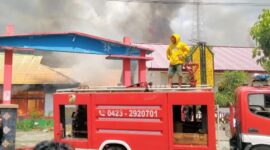 Bangunan SMPN 1 Rantepao dilalap Sijago merah, terpantau 3 Unit Damkar Torut sudah berada di lokasi, Minggu (7/1/2024) siang. Foto: Dok(Jamaluddin).