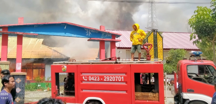 Bangunan SMPN 1 Rantepao dilalap Sijago merah, terpantau 3 Unit Damkar Torut sudah berada di lokasi, Minggu (7/1/2024) siang. Foto: Dok(Jamaluddin).