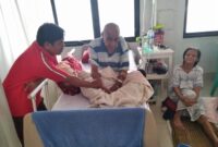 Ir. Ramly Jamal saat menjenguk handai tolan di RS. Elim Rantepao. Foto (Handover)