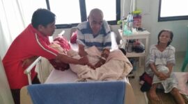 Ir. Ramly Jamal saat menjenguk handai tolan di RS. Elim Rantepao. Foto (Handover)