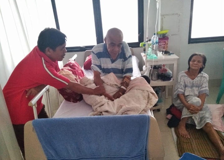 Ir. Ramly Jamal saat menjenguk handai tolan di RS. Elim Rantepao. Foto (Handover)