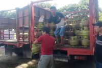 Nampak anggota dari pihak Agen PT. Sinar Ratte, Lapu Saat membagikan jatah tabung Elpiji 3 Kg kepada masyarakat di Lapangan Bakti Rantepao, Kelurahan Singki, Kecamatan Rantepao, Kabupaten Toraja Utara, Kamis (18/01/24) pagi.