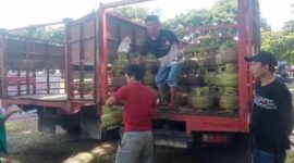 Nampak anggota dari pihak Agen PT. Sinar Ratte, Lapu Saat membagikan jatah tabung Elpiji 3 Kg kepada masyarakat di Lapangan Bakti Rantepao, Kelurahan Singki, Kecamatan Rantepao, Kabupaten Toraja Utara, Kamis (18/01/24) pagi.