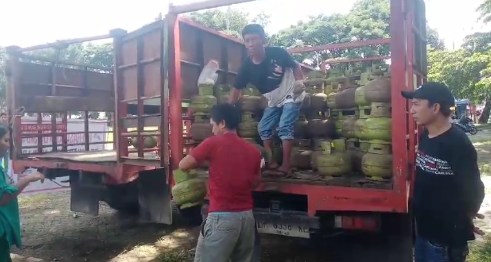 Nampak anggota dari pihak Agen PT. Sinar Ratte, Lapu Saat membagikan jatah tabung Elpiji 3 Kg kepada masyarakat di Lapangan Bakti Rantepao, Kelurahan Singki, Kecamatan Rantepao, Kabupaten Toraja Utara, Kamis (18/01/24) pagi.