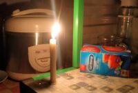 Padamnya Aliran Listrik warga mengunakan penerangan berupa sebatang lilin. Foto Dok:(Arlin/inspirasipos.com)