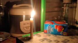Padamnya Aliran Listrik warga mengunakan penerangan berupa sebatang lilin. Foto Dok:(Arlin/inspirasipos.com)