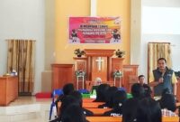 Nampak unsur pimpinan Bawaslu Toraja Utara, Bonnie Freedom tengah menyampaikan dan menekankan agar jajaran Pengawas TPS bisa mengikuti Bimtek secara lengkap. Kegiatan Bimtek ini berlangsung di Gedung Gereja Jemaat Buntu La'bo, Kecamatan Sanggalangi, Kabupaten Toraja Utara, Sulawesi Selatan, Jumat (02/02/2024) siang.