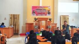 Nampak unsur pimpinan Bawaslu Toraja Utara, Bonnie Freedom tengah menyampaikan dan menekankan agar jajaran Pengawas TPS bisa mengikuti Bimtek secara lengkap. Kegiatan Bimtek ini berlangsung di Gedung Gereja Jemaat Buntu La'bo, Kecamatan Sanggalangi, Kabupaten Toraja Utara, Sulawesi Selatan, Jumat (02/02/2024) siang.