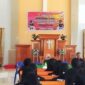 Nampak unsur pimpinan Bawaslu Toraja Utara, Bonnie Freedom tengah menyampaikan dan menekankan agar jajaran Pengawas TPS bisa mengikuti Bimtek secara lengkap. Kegiatan Bimtek ini berlangsung di Gedung Gereja Jemaat Buntu La'bo, Kecamatan Sanggalangi, Kabupaten Toraja Utara, Sulawesi Selatan, Jumat (02/02/2024) siang.