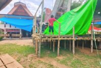 Tim Resmob membongkar arena yang bakal dijadikan tempat judi sabung ayam di Lembang Tokesan, Kecamatan Sangalla Selatan, Kabupaten Tana Toraja, Provinsi Sulawesi Selatan, Jumat (09/02/2024) siang. Foto Dok: Handover.