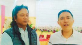 Pembina Damai Community (Komunitas Pecinta Damai) Ir. Yunan Yunus Kadir (kiri) didampingi Ketua tim Terry Batti, S.Sos., (kanan) saat menyampaikan pesan moril kepada kedua calegnya di gedung serba guna Jayata, di Kelurahan Tampo Tallunglipu, Kecamatan Tallunglipu, Kabupaten Toraja Utara, Sulawesi Selatan, Senin 5 Februari 2024. Foto Dok: (Erlinuddin/inspirasipos.com).