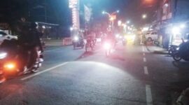 Relawan Kipra bersama kaum milenial Toraja Utara terlihat melakukan konvoi sambil membawa bendera Gerindra. Hal itu sebagai bentuk rasa syukur atas kemenangan Prabowo-Gibran. Konvoi tersebut mengelilingi Kota Rantepao melewati Alun-alun kota, Rabu (14/02/24) jelang tengah malam. Foto Dok:(Jamaluddin/inspirasipos.com).