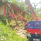 Kondisi belakang rumah Dewan Ariadi Gala yang tertimpa tiang listrik. Satu mobil truk Dyna merah dari PLN Rantepao sudah berada di lokasi dengan membawa tiang besi untuk mengantikan tiang listrik yang tumbang. Foto Dok:(Erlinuddin/inspirasipos.com).                 