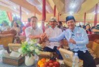 Marthen Rantetondok, Ketua DPC Partai Demokrat Kabupaten Toraja Utara (kiri) Sekertaris Jenderal (Sekjen) Pengurus Pusat  Perhimpunan (PMTI) Dating Palembangan SE, AK, MM, (Tengah) dan Alan Singkali (kanan) foto bersama usai kegiatan ibadah syukuran di Toraja Prince Hotel, Sabtu (24/02/24). Foto Dok:(Frederik Sampebua/inspirasipos.com)