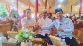Marthen Rantetondok, Ketua DPC Partai Demokrat Kabupaten Toraja Utara (kiri) Sekertaris Jenderal (Sekjen) Pengurus Pusat  Perhimpunan (PMTI) Dating Palembangan SE, AK, MM, (Tengah) dan Alan Singkali (kanan) foto bersama usai kegiatan ibadah syukuran di Toraja Prince Hotel, Sabtu (24/02/24). Foto Dok:(Frederik Sampebua/inspirasipos.com)