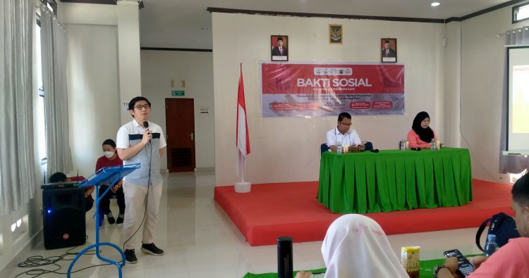 Dirut RS. Elim Rantepao, Dokter Adrian Benedict Wijaya (kiri) saat membuka kegiatan bakti sosial nasional kemerdekaan di Aula Kantor RS. Elim Rantepao Lt.3, Kecamatan Rantepao, Kabupaten Toraja Utara, Sulsel, Jumat (18/8/2023) pagi. Foto Dok:(Erlin/inpirasipos.com)
