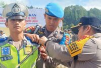 Kapolres Toraja Utara AKBP Zulanda, S.IK.,M.Si, melakukan penyematan pita tanda operasi kepada Bripda Adi tanda dimulainya Operasi Keselamatan Pallawa 2024, Sabtu (03/03/2024). Foto Dok(Humas/Arnol)