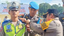 Kapolres Toraja Utara AKBP Zulanda, S.IK.,M.Si, melakukan penyematan pita tanda operasi kepada Bripda Adi tanda dimulainya Operasi Keselamatan Pallawa 2024, Sabtu (03/03/2024). Foto Dok(Humas/Arnol)