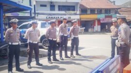 Jajaran Satlantas Polres Torut Lakukan Apel Pagi sebelum turun melaksanakan OPS Pallawa 2024. Panit 1 Iptu Pelipus didampingi KBO Satlantas Iptu Zet, saat menyampaikan arahan kepada personilnya, di Poslantas Kandeandualan Rantepao, Kecamatan Rantepao, Kabupaten Toraja Utara, Prov. Sulawesi Selatan, Jumat (08/03/2024) pagi. Foto Dok:(Fredrik Sampebua/inspirasipos.com).