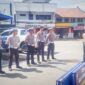 Jajaran Satlantas Polres Torut Lakukan Apel Pagi sebelum turun melaksanakan OPS Pallawa 2024. Panit 1 Iptu Pelipus didampingi KBO Satlantas Iptu Zet, saat menyampaikan arahan kepada personilnya, di Poslantas Kandeandualan Rantepao, Kecamatan Rantepao, Kabupaten Toraja Utara, Prov. Sulawesi Selatan, Jumat (08/03/2024) pagi. Foto Dok:(Fredrik Sampebua/inspirasipos.com).