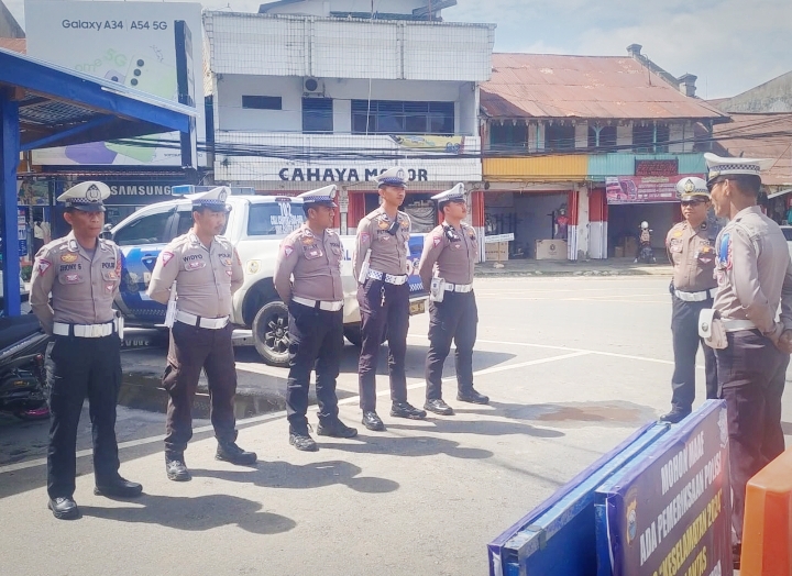 Jajaran Satlantas Polres Torut Lakukan Apel Pagi sebelum turun melaksanakan OPS Pallawa 2024. Panit 1 Iptu Pelipus didampingi KBO Satlantas Iptu Zet, saat menyampaikan arahan kepada personilnya, di Poslantas Kandeandualan Rantepao, Kecamatan Rantepao, Kabupaten Toraja Utara, Prov. Sulawesi Selatan, Jumat (08/03/2024) pagi. Foto Dok:(Fredrik Sampebua/inspirasipos.com).