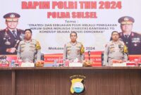 Kapolda Sulsel Irjen Pol Andi Rian R Djajad didampingi Wakapolda Sulsel Brigjen Pol. CH Patoppoi, S.St., M.K., S.H saat pimpin Rapim Polri Tahun 2024 di Hotel Dalton Jalan Perintis Kemerdekaan Makassar, Jumat (08/03/2024). Foto Dok: (Ist)