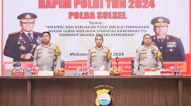 Kapolda Sulsel Irjen Pol Andi Rian R Djajad didampingi Wakapolda Sulsel Brigjen Pol. CH Patoppoi, S.St., M.K., S.H saat pimpin Rapim Polri Tahun 2024 di Hotel Dalton Jalan Perintis Kemerdekaan Makassar, Jumat (08/03/2024). Foto Dok: (Ist)