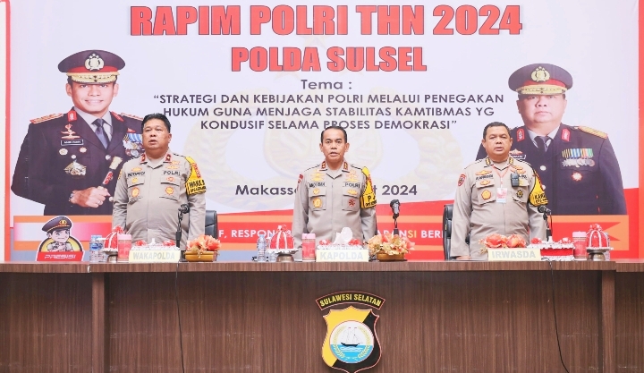 Kapolda Sulsel Irjen Pol Andi Rian R Djajad didampingi Wakapolda Sulsel Brigjen Pol. CH Patoppoi, S.St., M.K., S.H saat pimpin Rapim Polri Tahun 2024 di Hotel Dalton Jalan Perintis Kemerdekaan Makassar, Jumat (08/03/2024). Foto Dok: (Ist)