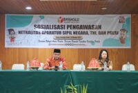 Nampak unsur pimpinan Bawaslu Toraja Utara, Bonnie Freedom saat membuka sosialisasi pengawasan netralitas aparatur sipil negara, TNI dan Polri. Foto Dok:(Ist)