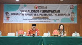 Nampak unsur pimpinan Bawaslu Toraja Utara, Bonnie Freedom saat membuka sosialisasi pengawasan netralitas aparatur sipil negara, TNI dan Polri. Foto Dok:(Ist)