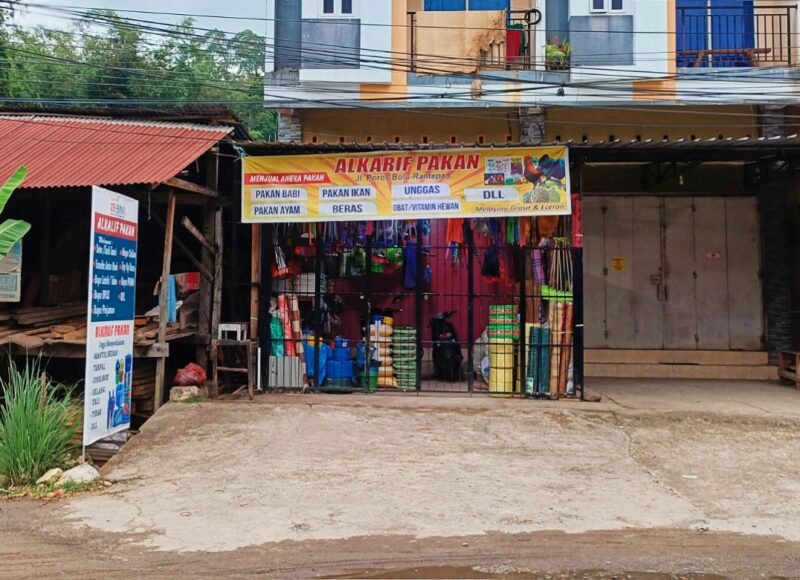 Toko Alkarif menjual berbagai kebutuhan masyarakat dan melayani pesanan secara via online dan bisa COD. Alamat Toko Alkarif di Poros Bolu-Rantepao, Kecamatan Tallunglipu, Kabupaten Toraja Utara. Rabu (20/03/2024). Foto Dokumentasi:(Erlinuddin/inspirasipos.com).