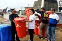 Bupati Toraja Utara, Yohanis Bassang, S.Pd menyerahkan satu buah Tong Sampah Fiber bantuan CSR dari Bank Sulselbar Rantepao. Nampak Sekwan Mira Bagalino terima tong sampah oleh Bupati Toraja Utara. Pemimpin Bank Sulselbar Cabang Rantepao di samping kanan Sekwan mengenakan baju putih biru. Foto Dok:(Erlinuddin/inspirasipos.com).