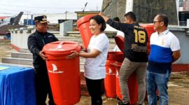 Bupati Toraja Utara, Yohanis Bassang, S.Pd menyerahkan satu buah Tong Sampah Fiber bantuan CSR dari Bank Sulselbar Rantepao. Nampak Sekwan Mira Bagalino terima tong sampah oleh Bupati Toraja Utara. Pemimpin Bank Sulselbar Cabang Rantepao di samping kanan Sekwan mengenakan baju putih biru. Foto Dok:(Erlinuddin/inspirasipos.com).