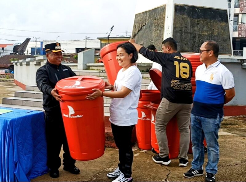Bupati Toraja Utara, Yohanis Bassang, S.Pd menyerahkan satu buah Tong Sampah Fiber bantuan CSR dari Bank Sulselbar Rantepao. Nampak Sekwan Mira Bagalino terima tong sampah oleh Bupati Toraja Utara. Pemimpin Bank Sulselbar Cabang Rantepao di samping kanan Sekwan mengenakan baju putih biru. Foto Dok:(Erlinuddin/inspirasipos.com).