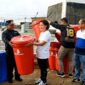 Bupati Toraja Utara, Yohanis Bassang, S.Pd menyerahkan satu buah Tong Sampah Fiber bantuan CSR dari Bank Sulselbar Rantepao. Nampak Sekwan Mira Bagalino terima tong sampah oleh Bupati Toraja Utara. Pemimpin Bank Sulselbar Cabang Rantepao di samping kanan Sekwan mengenakan baju putih biru. Foto Dok:(Erlinuddin/inspirasipos.com).