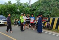 Nampak Ipda Amiruddin tengah menyampaikan himbauan dan mengingatkan para pemuda tersebut untuk tidak melakukan aksi balapan liar maupun free style di Jembatan kuning di Lemoe, Kecamatan Bacukiki, Kota Parepare, Sabtu (23/3/2024) sore.
