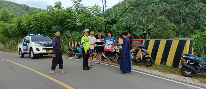 Nampak Ipda Amiruddin tengah menyampaikan himbauan dan mengingatkan para pemuda tersebut untuk tidak melakukan aksi balapan liar maupun free style di Jembatan kuning di Lemoe, Kecamatan Bacukiki, Kota Parepare, Sabtu (23/3/2024) sore.