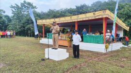 Bupati Toraja Utara, Yohanis Bassang, S.Pd saat membuka kegiatan Bupati Cup IV di Lapangan Masayo, Kelurahan Buangin, Kecamatan Rantebua, Kabupaten Toraja Utara, Senin (25/03/2024) pagi. Foto Dok:(Erlin/inspirasipos.com) 