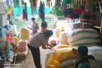 Terlihat mobil Truk 6 Roda membongkar muatan 5 ton beras. Nampak Owners Toko Alkarif Pakan saat mencroscek beras dan melayani pelanggannya, Jum'at 7 Juni 2024 siang. Foto Dok: Redaksi/inspirasipos.com